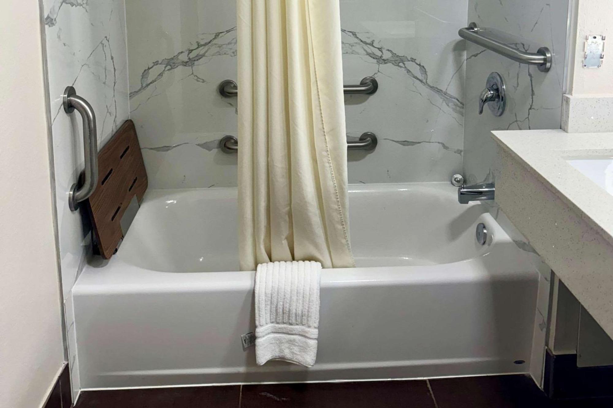Quality Inn Салфер Экстерьер фото